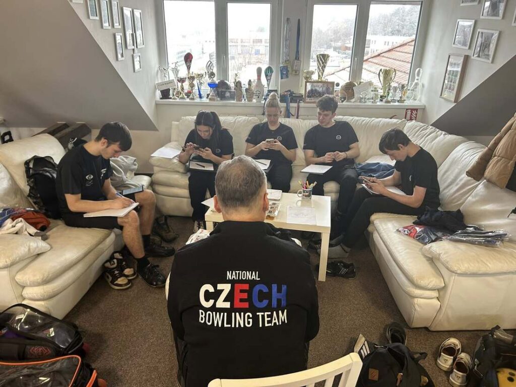 trenér s týmem studují - 2. přípravný kemp na EYC 2026 v Berlíně