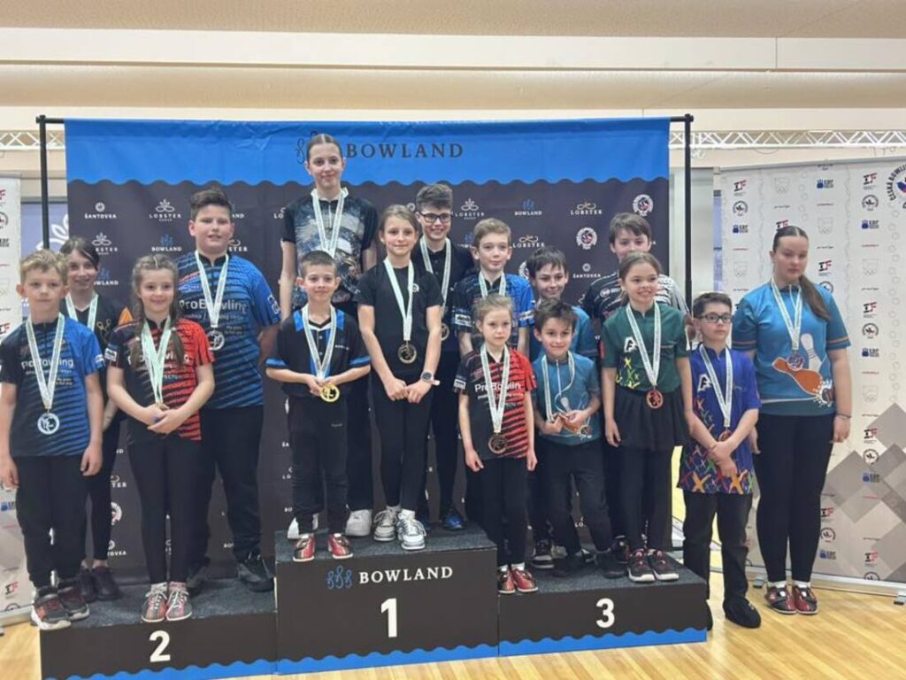 Skupinové foto medailistů z nejmladších kategorií - MČR juniorů 2026