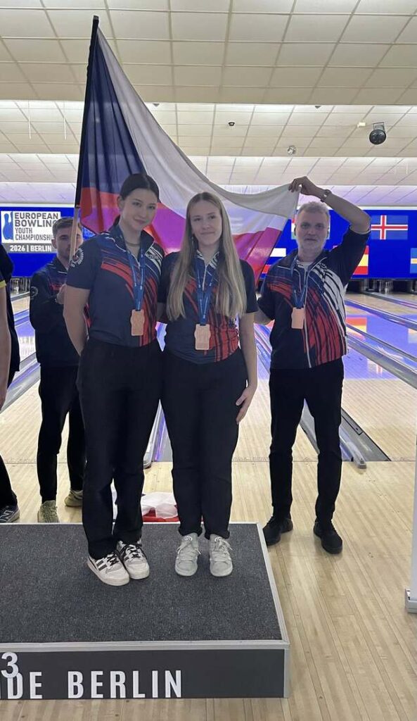 Ema Iwazawa a Julie Rácová na stupních vítězů - ME juniorů 2026 Berlín