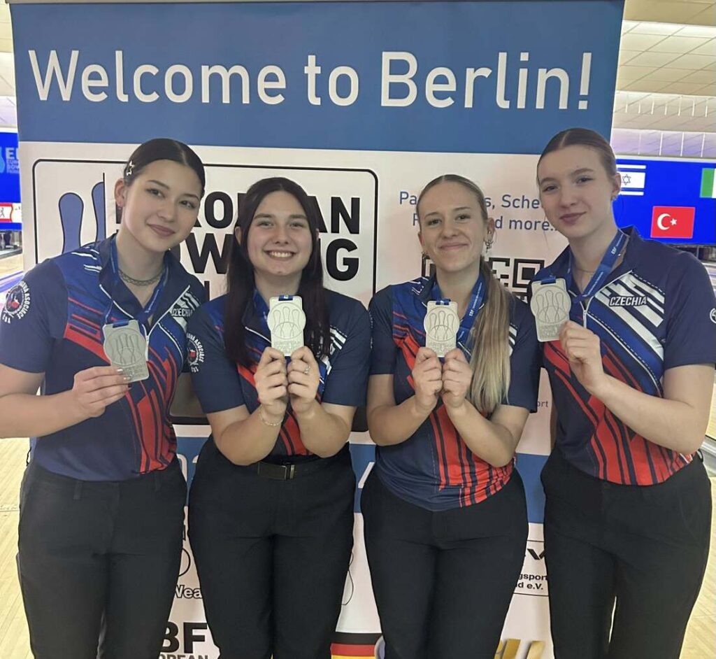 dívčí tým s medailemi - ME juniorů 2026 Berlín